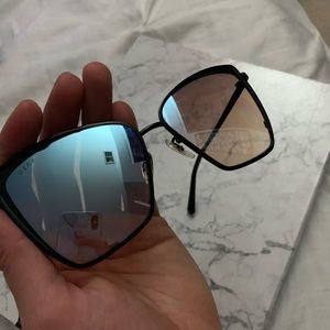 Diff Becky Sunglasses - Blue lenses! No scratches